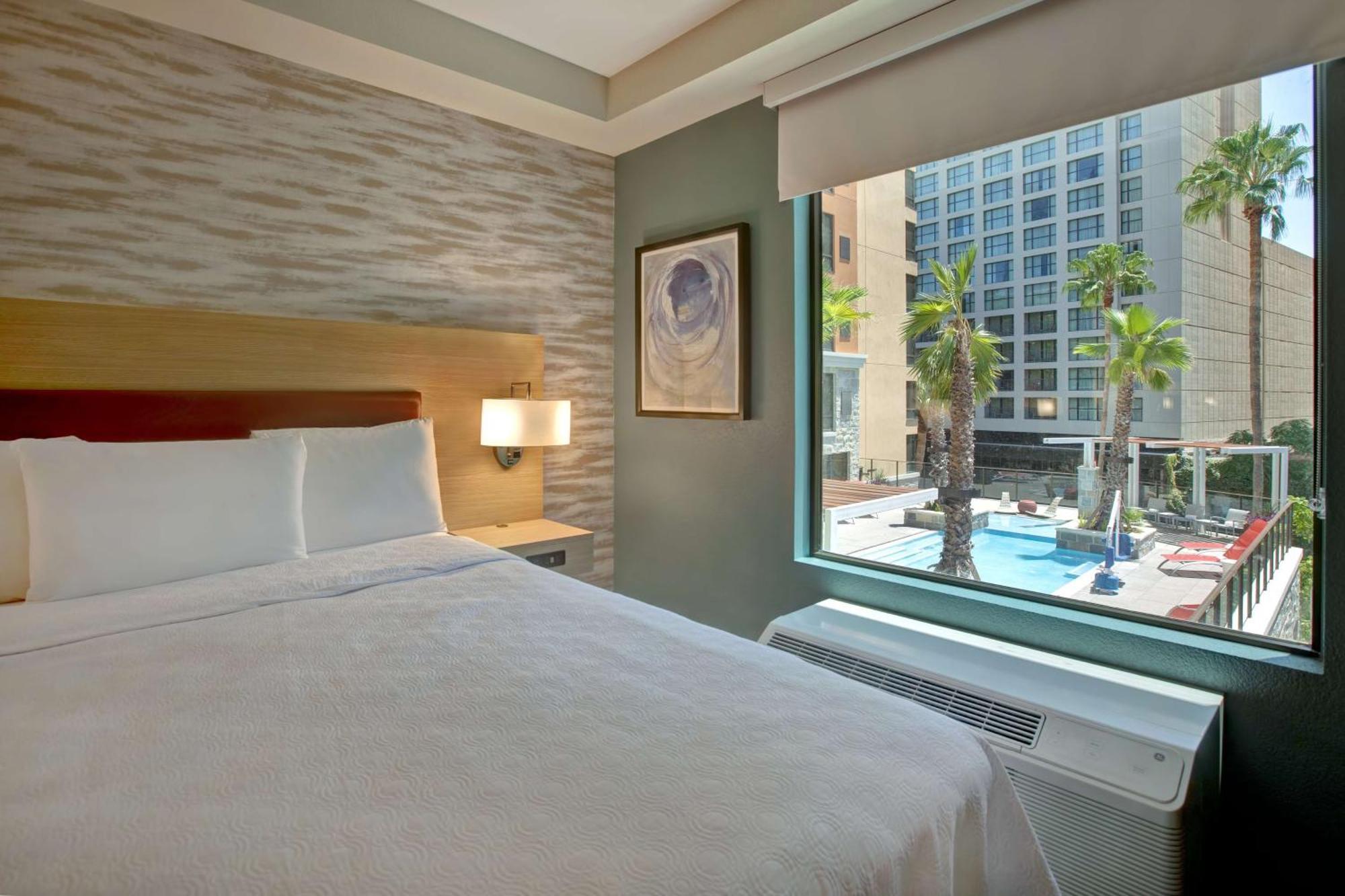 Studio Suite Two Queen Beds Hearing Access or Non-Smoking