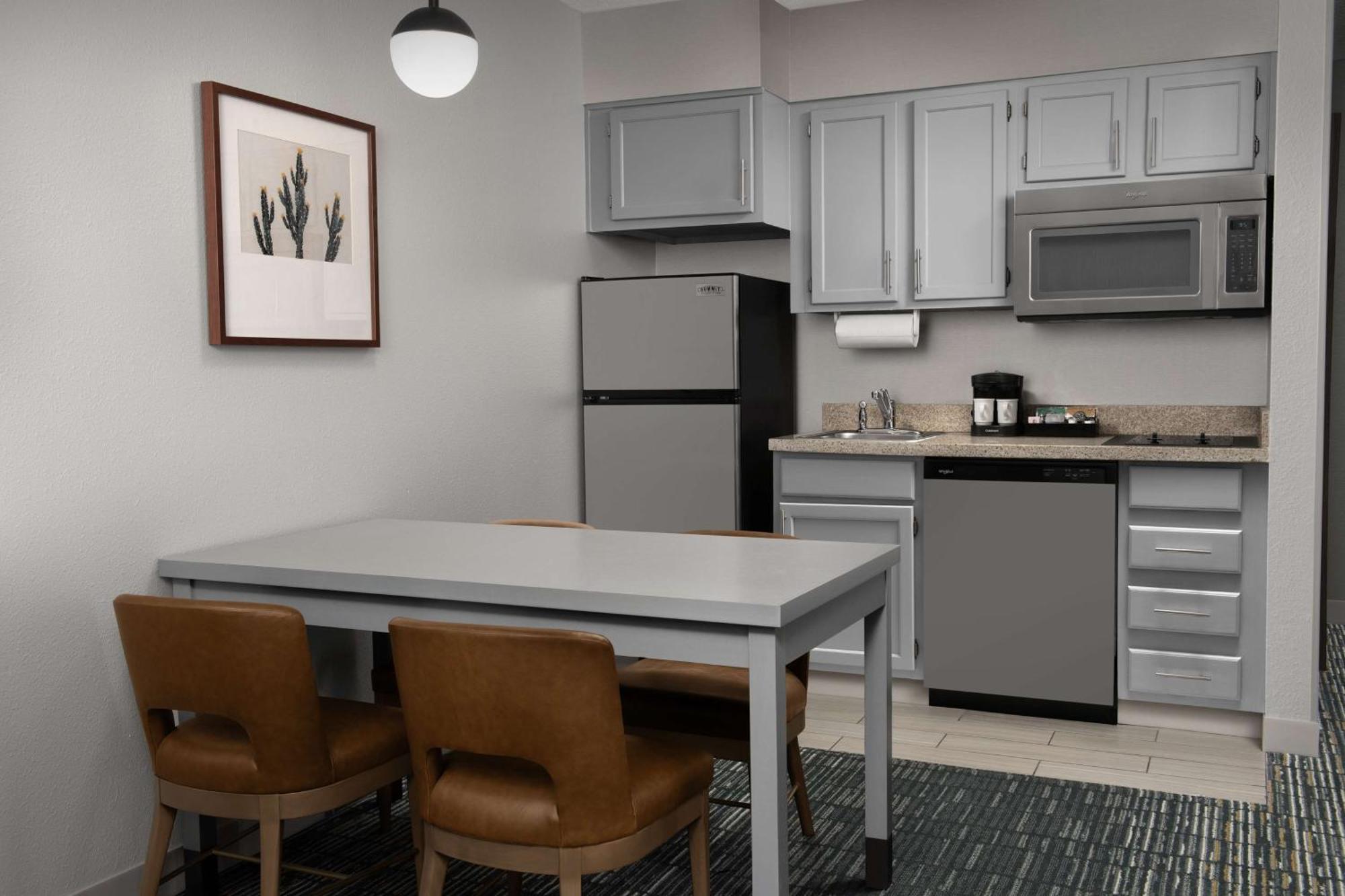 One-Bedroom Queen Suite