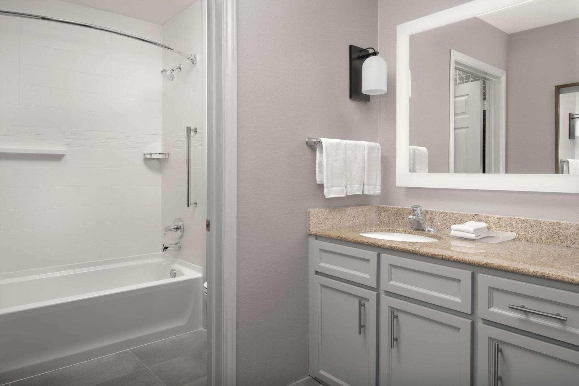 One-Bedroom Queen Suite