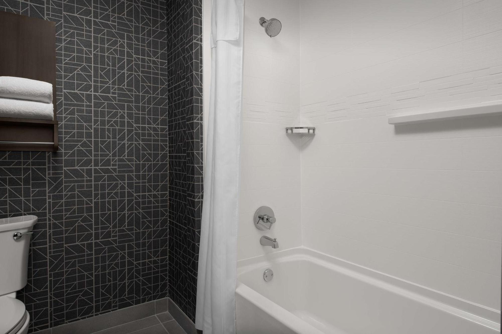 One-Bedroom Queen Suite