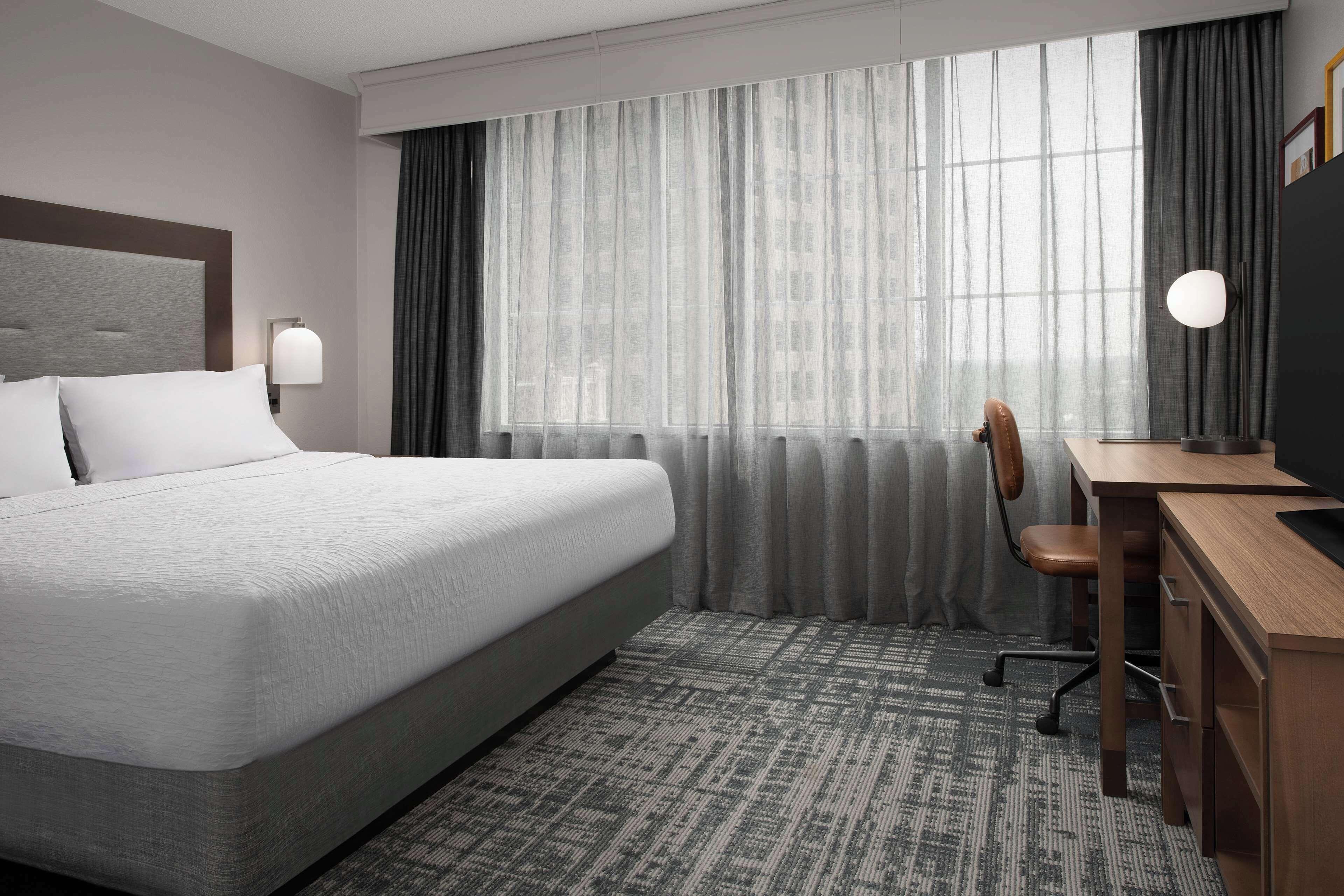 One-Bedroom Queen Suite