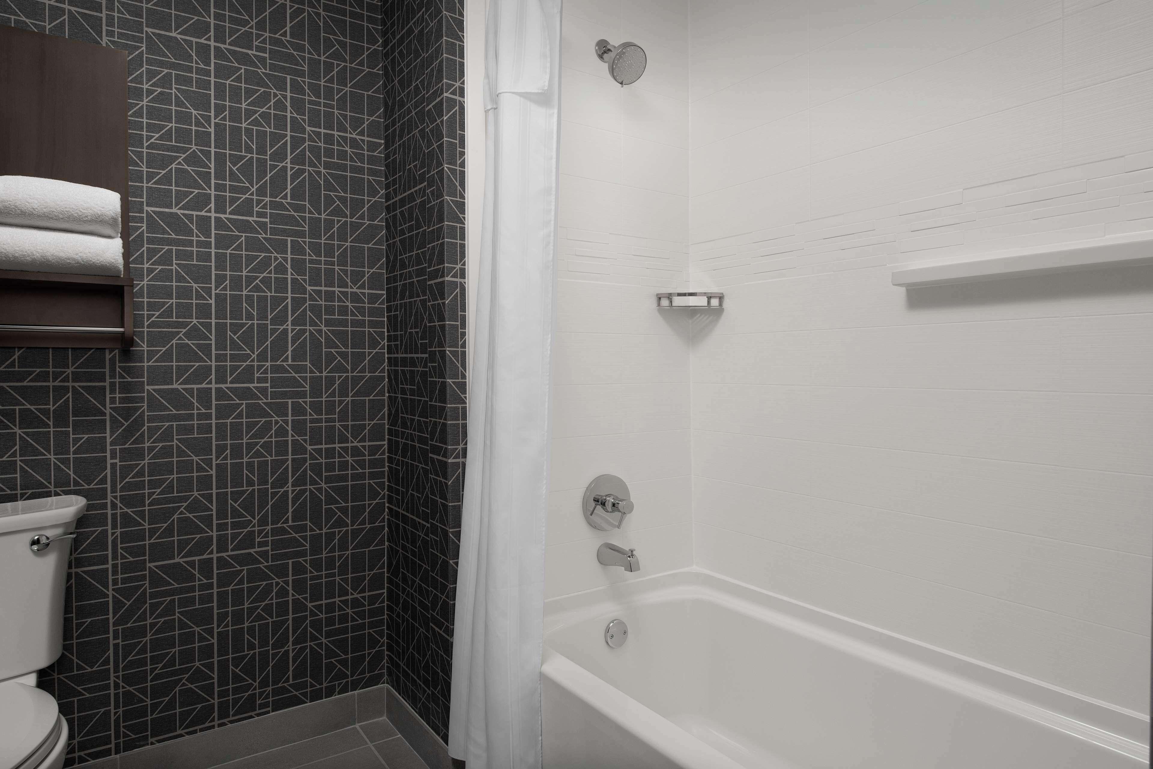 One-Bedroom Queen Suite